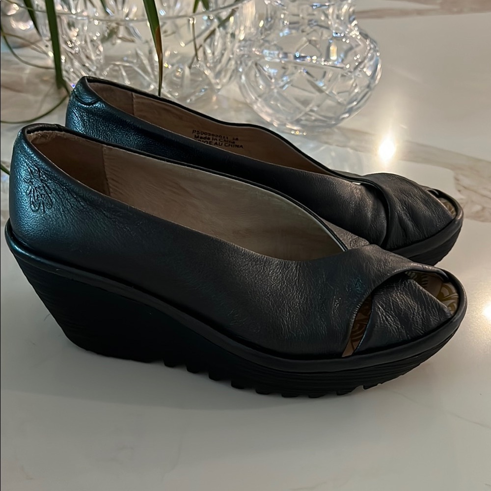VGUC Fly London Yoma 307 black pebbled leather peep toe 3.5” heel /platform shoe